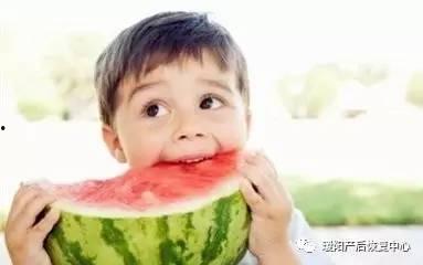 小孩童年吃瓜,那些年我们一起吃过的瓜