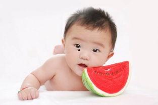 婴儿吃瓜事件照片,网友直呼可爱爆表！