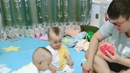 婴儿吃瓜事件照片,网友直呼可爱爆表！