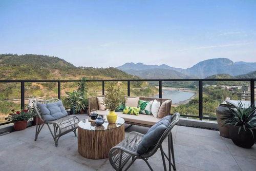 小区阳台吃瓜图,邻里共享夏日时光