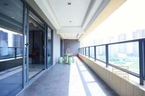 小区阳台吃瓜图,邻里共享夏日时光