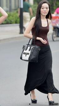 街拍长裙美女吃瓜,长裙美女悠闲吃瓜，尽显都市时尚魅力