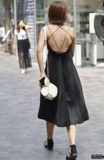 街拍长裙美女吃瓜,长裙美女悠闲吃瓜，尽显都市时尚魅力