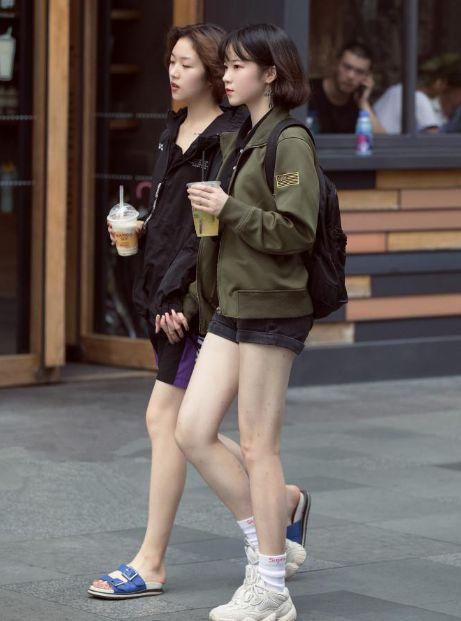 街拍长裙美女吃瓜,长裙美女悠闲吃瓜，尽显都市时尚魅力