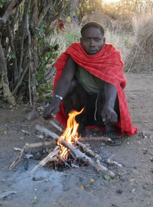 村口大爷蹲着吃瓜,闲话家常乐无边