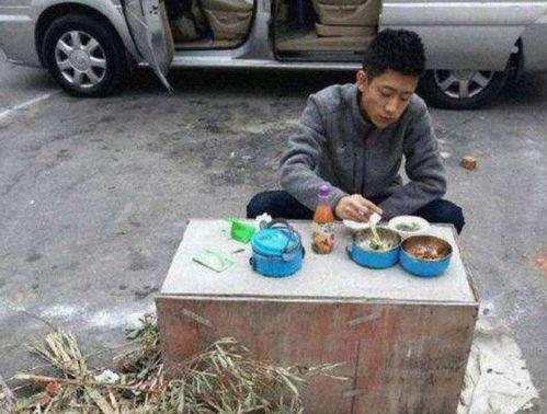 村口大爷蹲着吃瓜,闲话家常乐无边