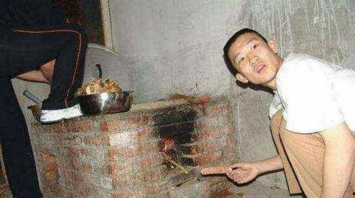 村口大爷蹲着吃瓜,闲话家常乐无边