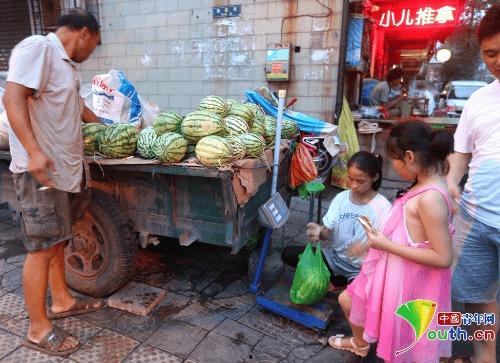 下雨屋檐吃瓜,一场别样的夏日时光