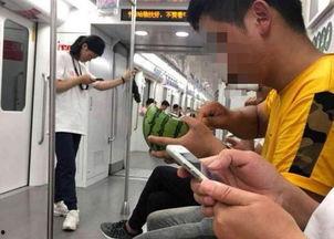吃瓜群众地铁请排队,吃瓜群众倡导排队新风尚