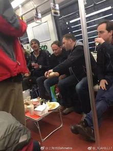 吃瓜群众地铁请排队,吃瓜群众倡导排队新风尚